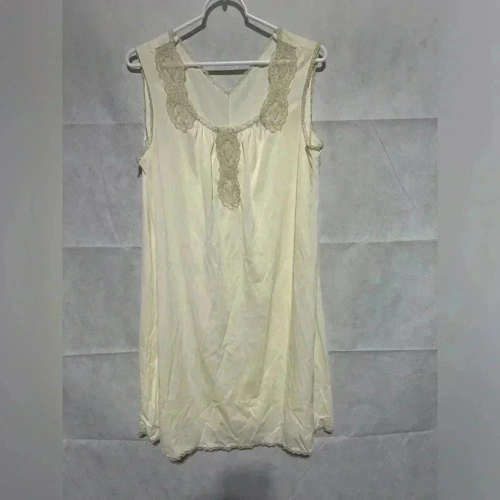 Vintage Vanity Fair Pretty Applique Cream Nude Lace Bust Nylon Midi Nightgown M
